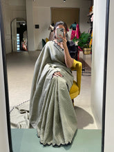 Load image into Gallery viewer, Exquisite Artichoke Gadhwal Chex Saree with Arca Work and Lucknowi Work Blouse ClothsVilla