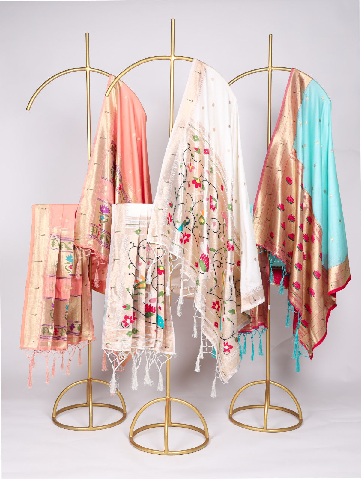 Dress With a Touch of Tradition: The Enchanting Pathani Dupatta