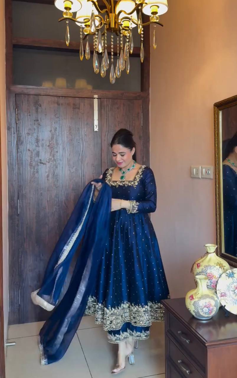 Navy Blue Gown A Timeless Symbol of Modern Royalty