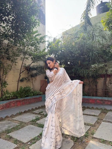 Elegant Off-White Pure Linen Digital Printed Saree with Striped Design and Unique Black Motif Pallu – Comes with Blouse Piece and Tassels LINEN