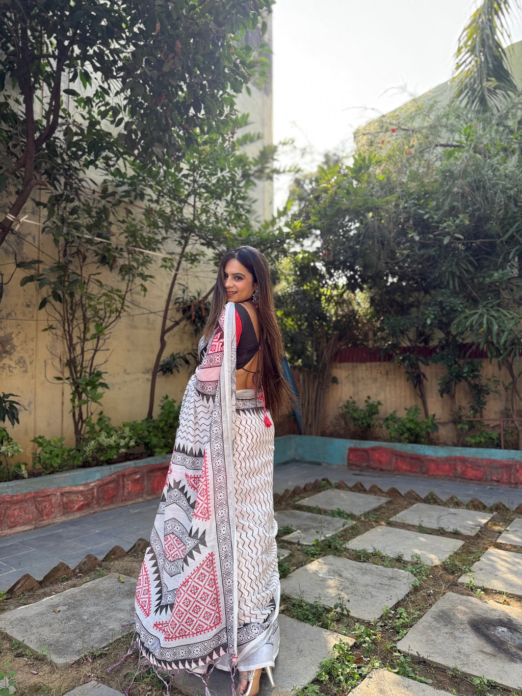 Elegant White Pure Linen Digital Printed Saree with Chevron Design and Intricate Red-Black Geometric Pallu – Tassel Details and Matching Blouse Piece LINEN