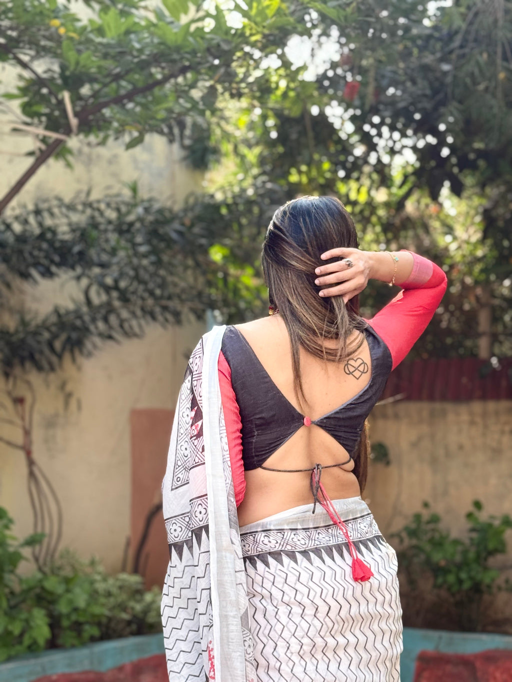 Elegant White Pure Linen Digital Printed Saree with Chevron Design and Intricate Red-Black Geometric Pallu – Tassel Details and Matching Blouse Piece LINEN