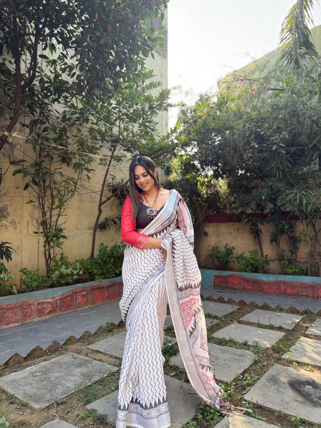Elegant White Pure Linen Digital Printed Saree with Chevron Design and Intricate Red-Black Geometric Pallu – Tassel Details and Matching Blouse Piece LINEN