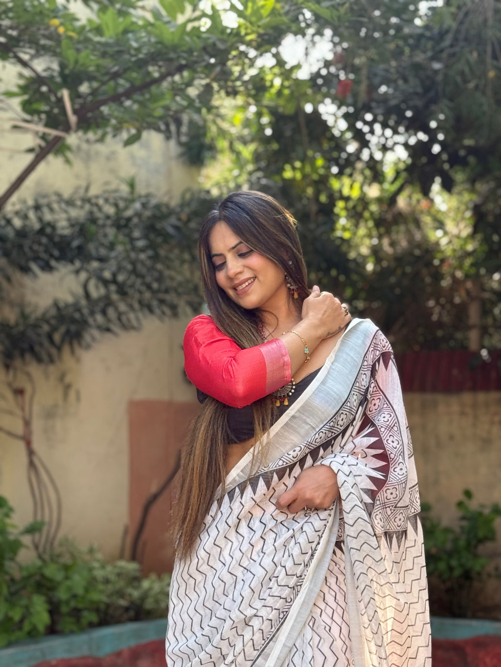 Elegant White Pure Linen Digital Printed Saree with Chevron Design and Intricate Red-Black Geometric Pallu – Tassel Details and Matching Blouse Piece LINEN