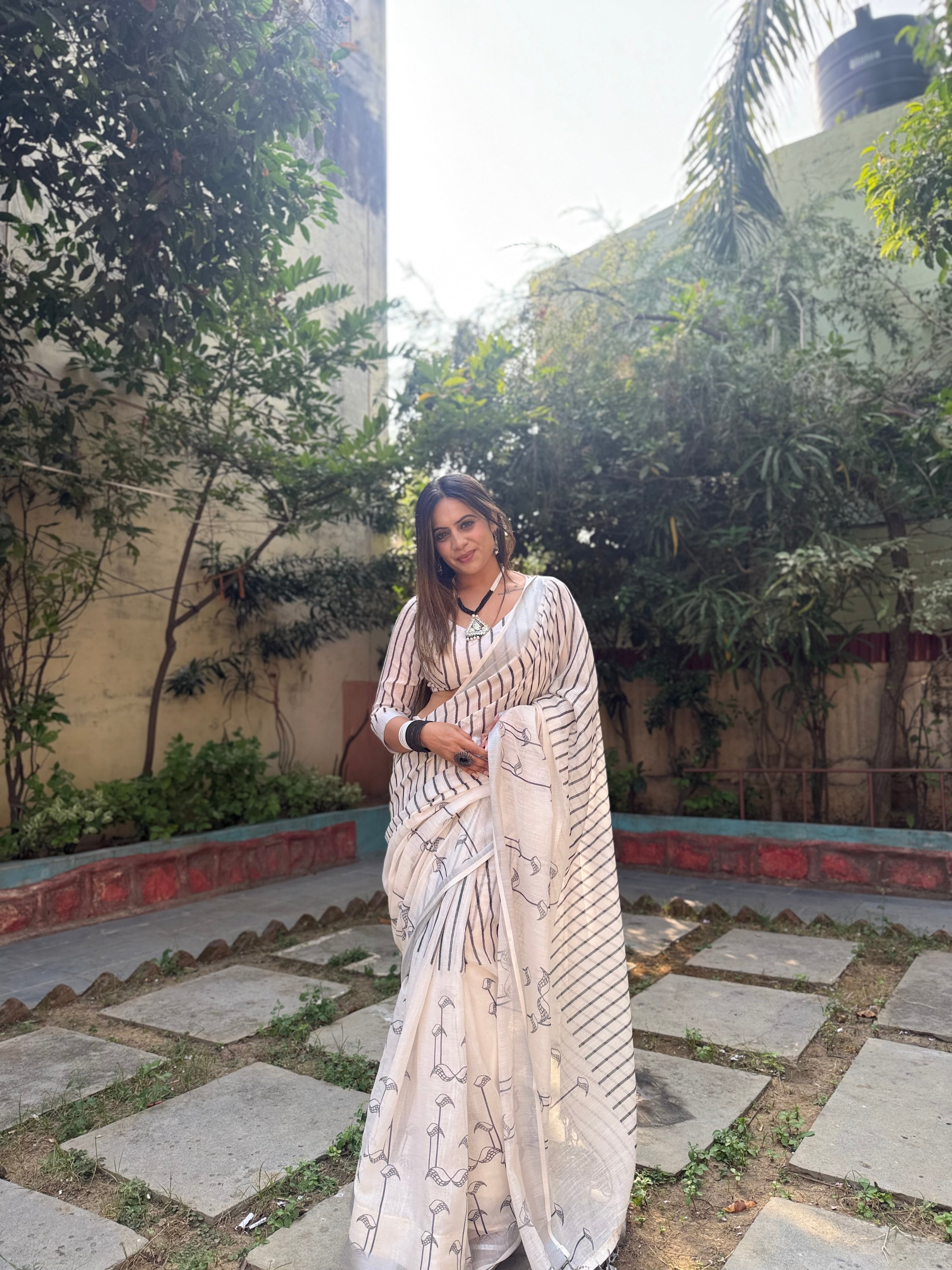 Elegant Off-White Pure Linen Digital Printed Saree with Striped Design and Unique Black Motif Pallu – Comes with Blouse Piece and Tassels LINEN