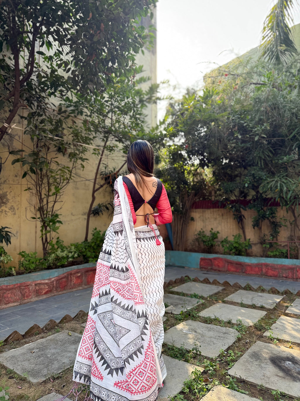 Elegant White Pure Linen Digital Printed Saree with Chevron Design and Intricate Red-Black Geometric Pallu – Tassel Details and Matching Blouse Piece LINEN