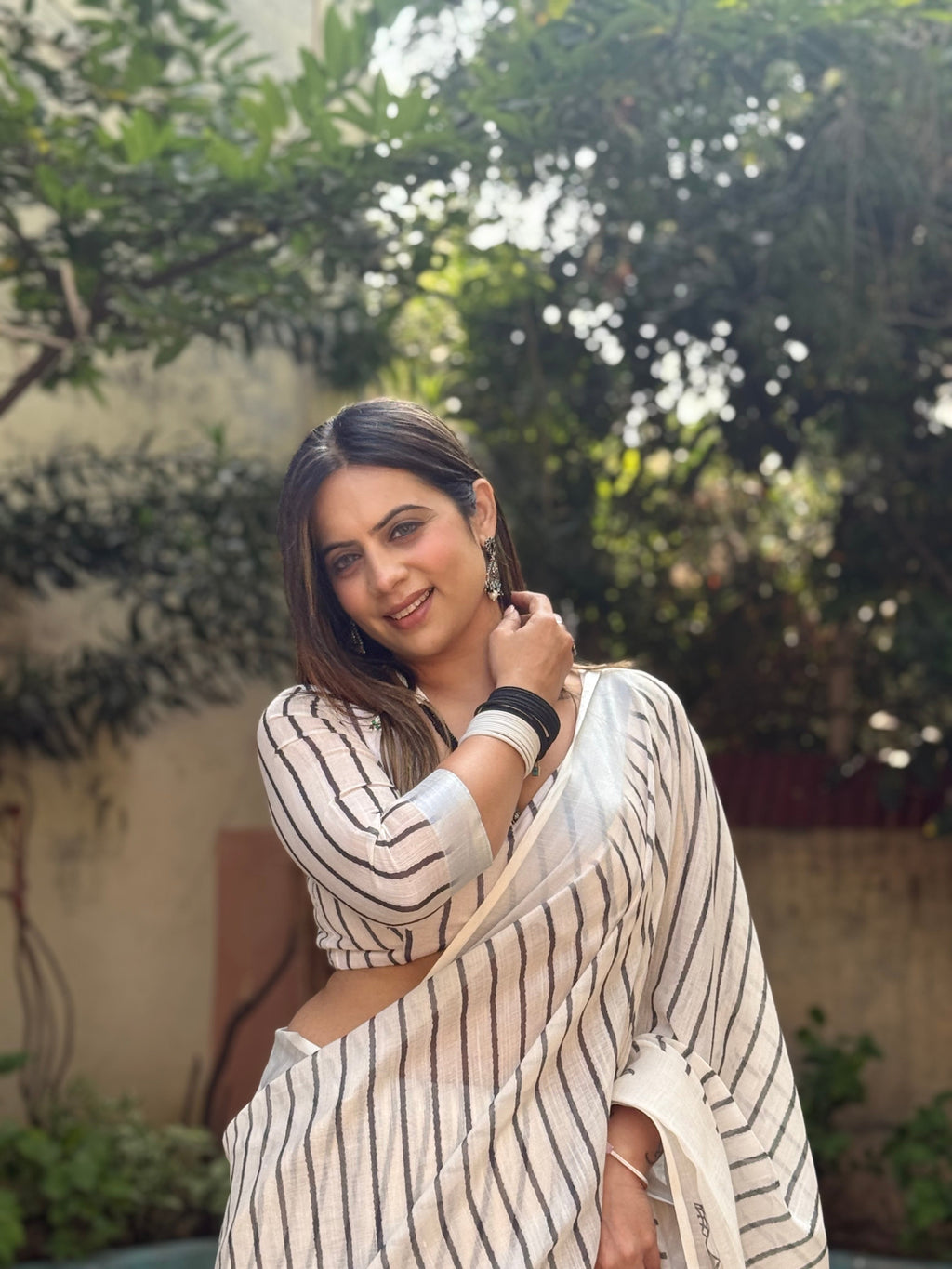 Elegant Off-White Pure Linen Digital Printed Saree with Striped Design and Unique Black Motif Pallu – Comes with Blouse Piece and Tassels LINEN