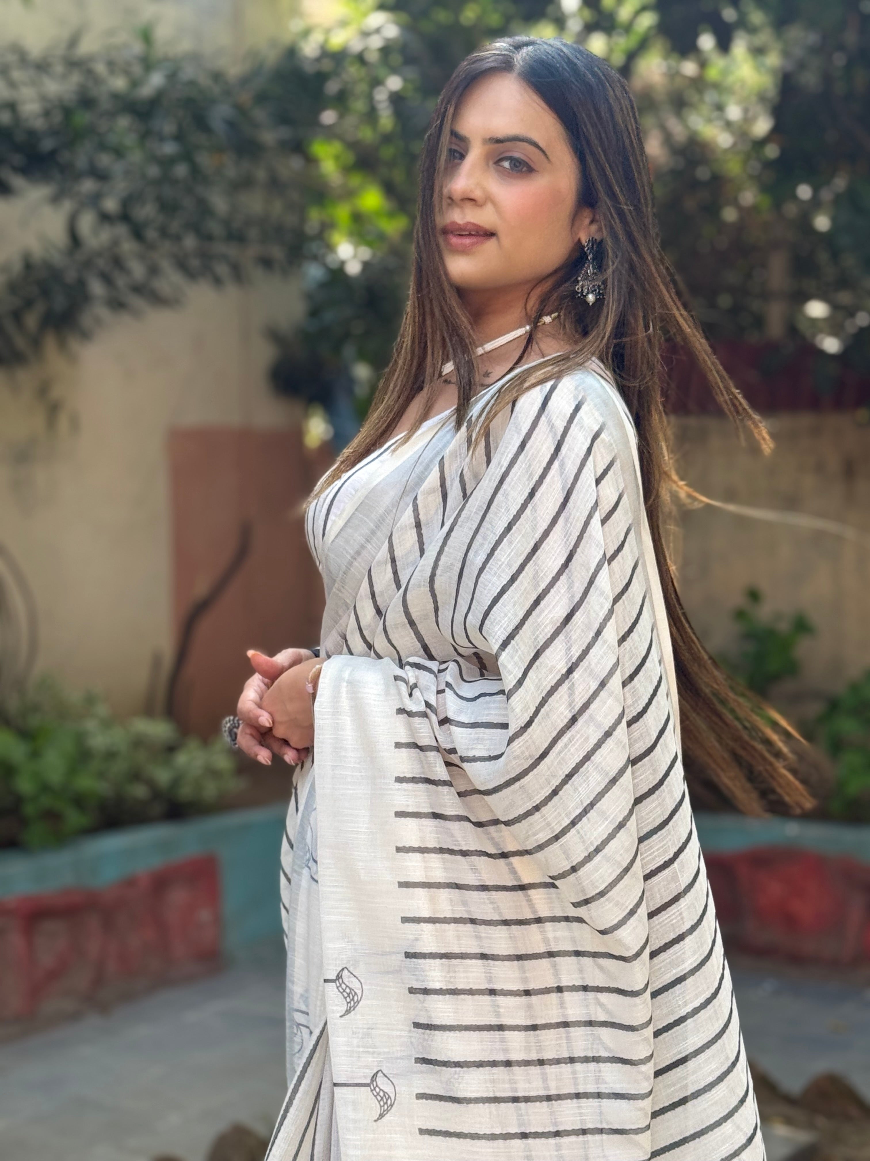 Elegant Off-White Pure Linen Digital Printed Saree with Striped Design and Unique Black Motif Pallu – Comes with Blouse Piece and Tassels LINEN