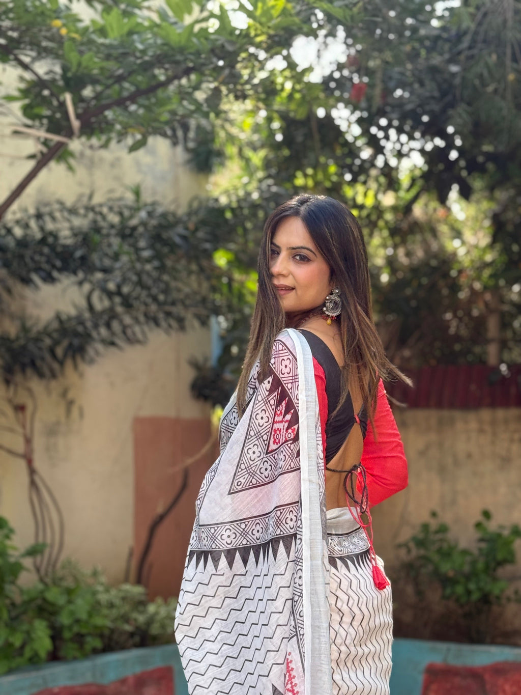 Elegant White Pure Linen Digital Printed Saree with Chevron Design and Intricate Red-Black Geometric Pallu – Tassel Details and Matching Blouse Piece LINEN