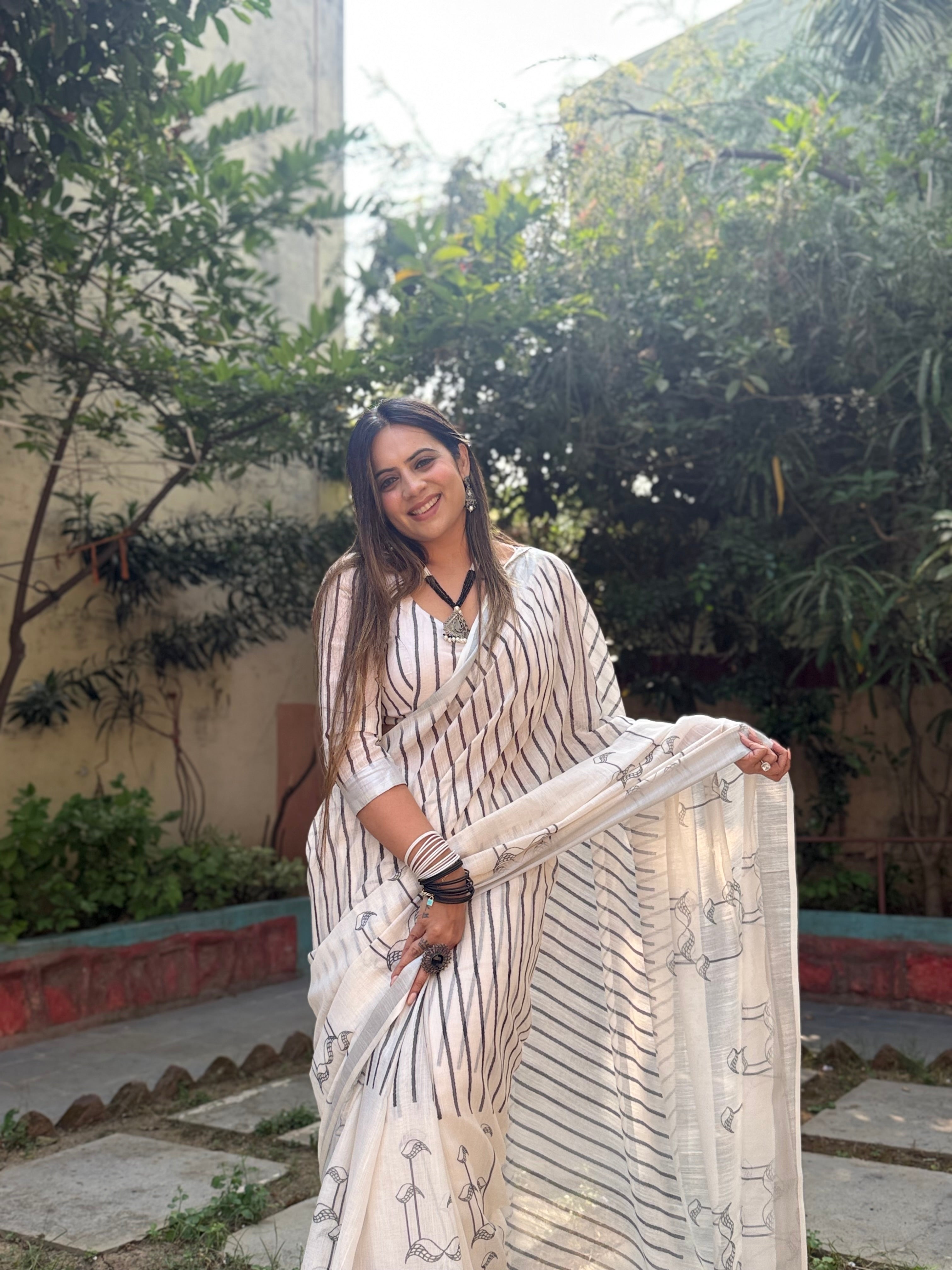 Elegant Off-White Pure Linen Digital Printed Saree with Striped Design and Unique Black Motif Pallu – Comes with Blouse Piece and Tassels LINEN