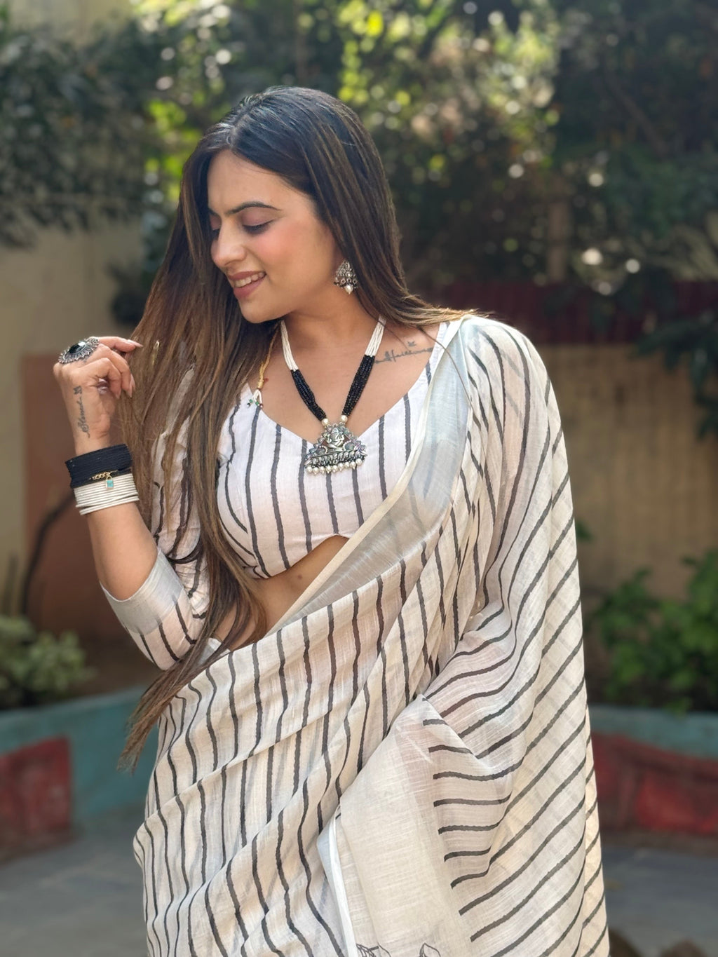 Elegant Off-White Pure Linen Digital Printed Saree with Striped Design and Unique Black Motif Pallu – Comes with Blouse Piece and Tassels LINEN