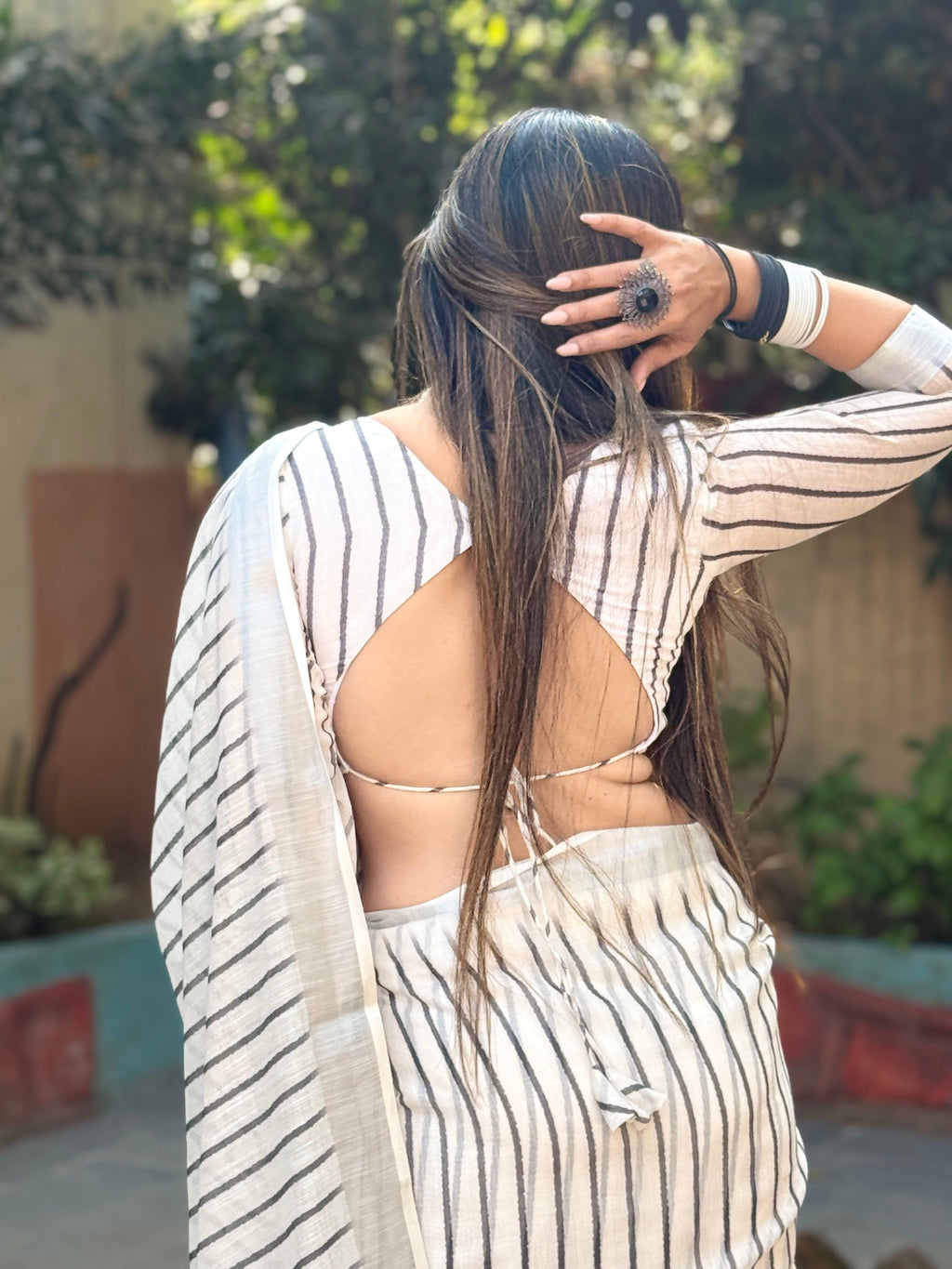 Elegant Off-White Pure Linen Digital Printed Saree with Striped Design and Unique Black Motif Pallu – Comes with Blouse Piece and Tassels LINEN