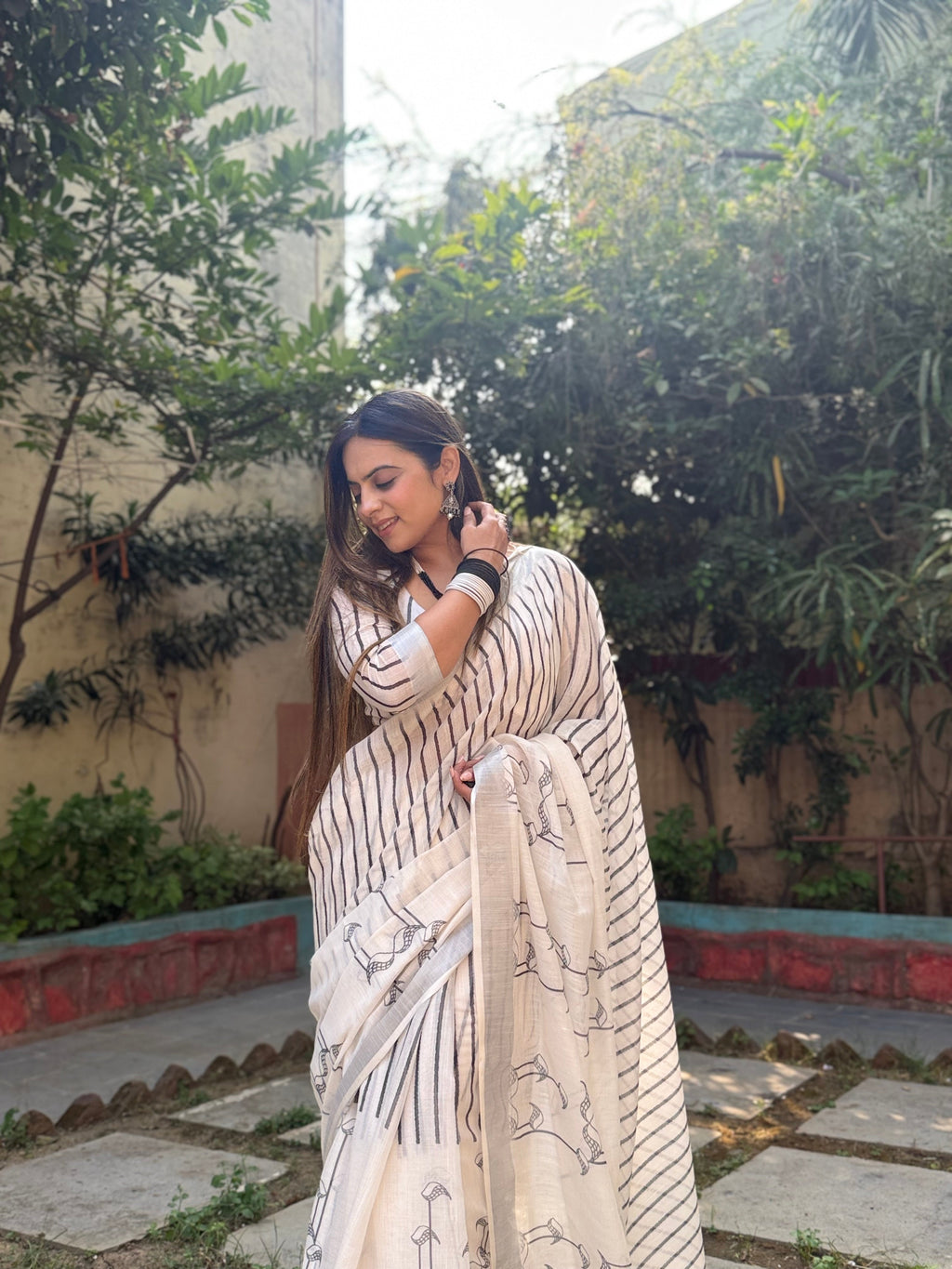 Elegant Off-White Pure Linen Digital Printed Saree with Striped Design and Unique Black Motif Pallu – Comes with Blouse Piece and Tassels LINEN