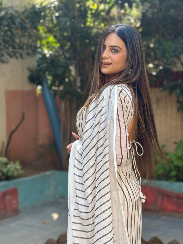 Elegant Off-White Pure Linen Digital Printed Saree with Striped Design and Unique Black Motif Pallu – Comes with Blouse Piece and Tassels LINEN