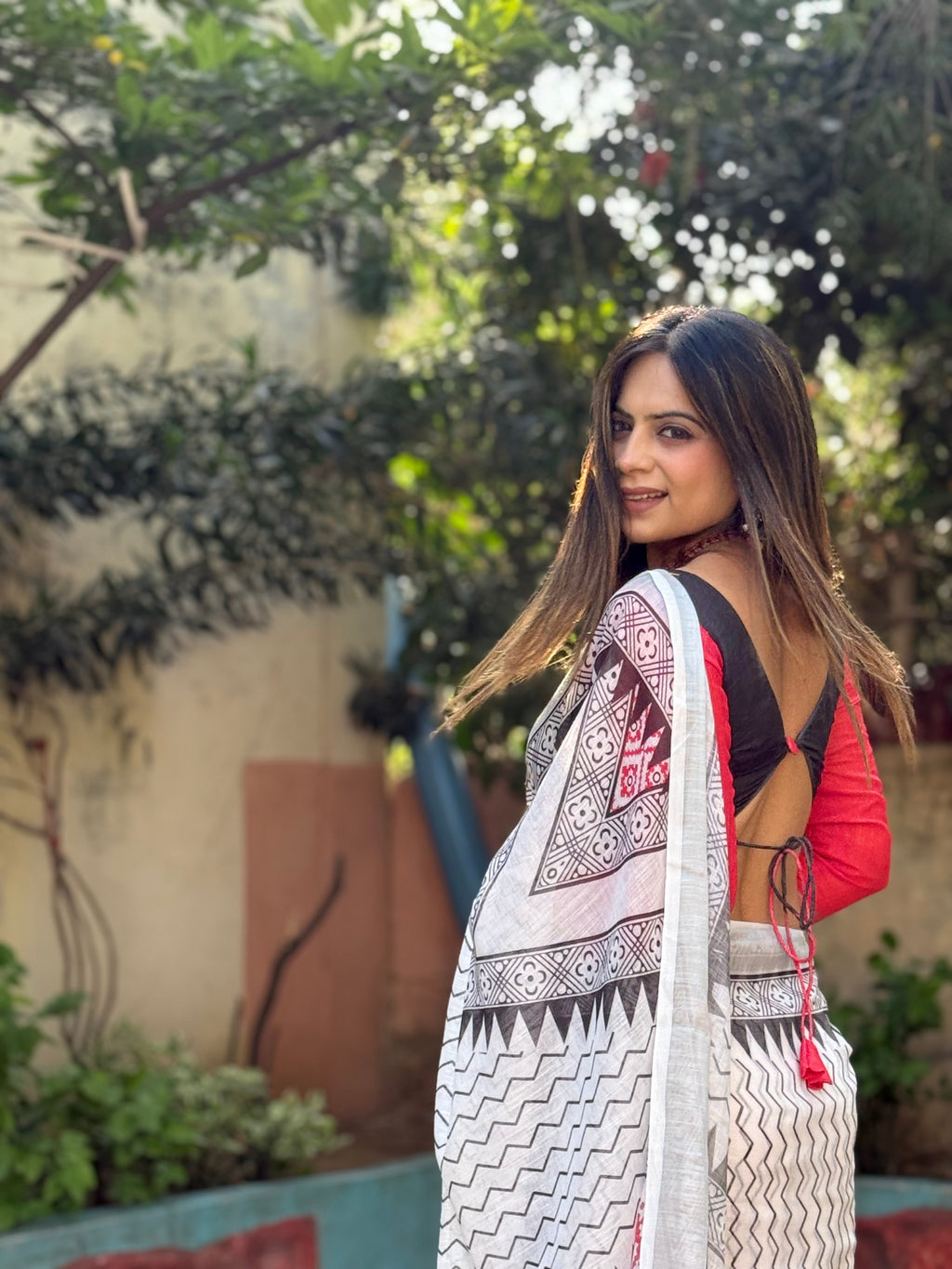 Elegant White Pure Linen Digital Printed Saree with Chevron Design and Intricate Red-Black Geometric Pallu – Tassel Details and Matching Blouse Piece LINEN