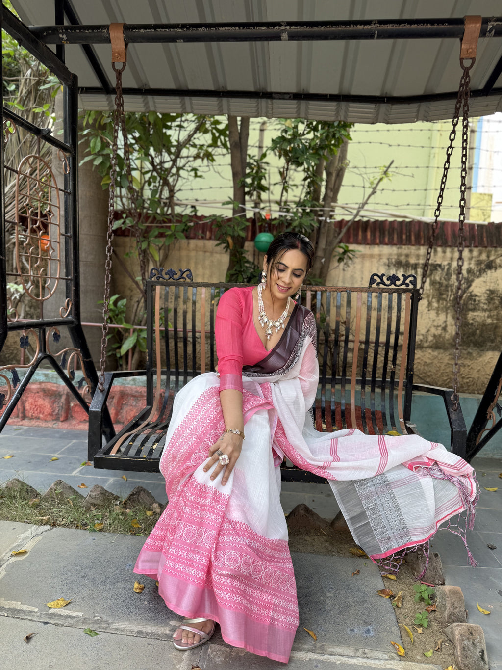 Elegant White and Pink Pure Linen Digital Printed Saree with Black Border, Tassels, and Blouse Piece – Intricate Floral and Geometric Design LINEN