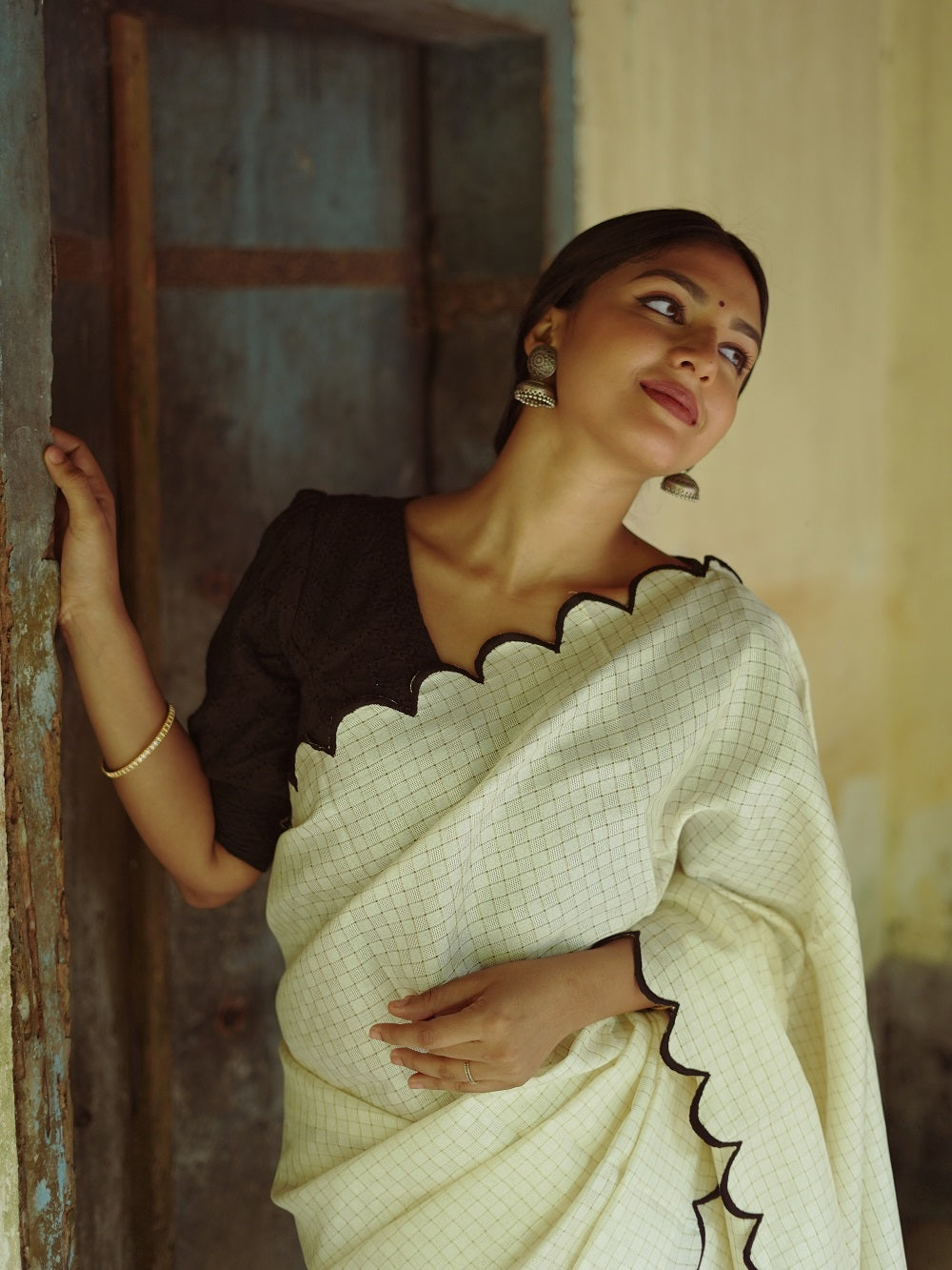Exquisite White Gadhwal Chex Saree with Arca Work and Lucknowi Work Blouse ClothsVilla
