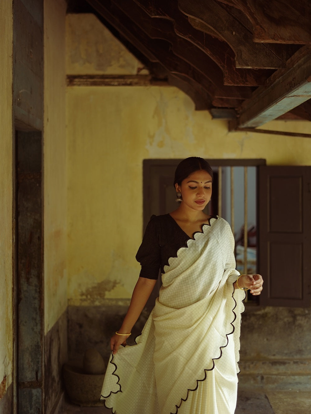 Exquisite White Gadhwal Chex Saree with Arca Work and Lucknowi Work Blouse ClothsVilla