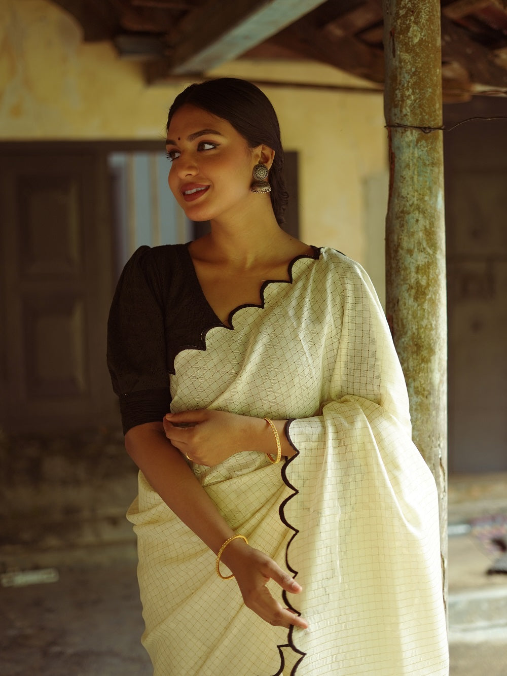 Exquisite White Gadhwal Chex Saree with Arca Work and Lucknowi Work Blouse ClothsVilla