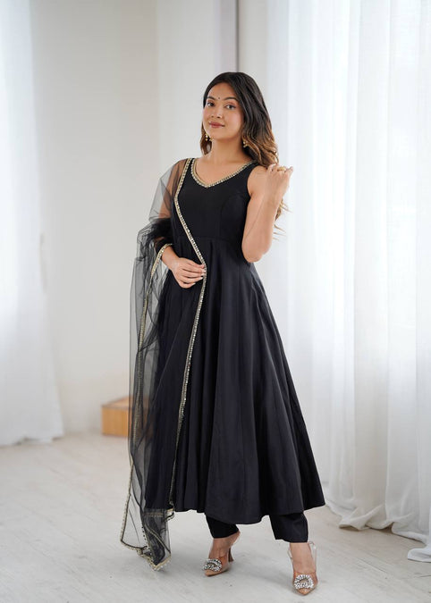 indian dresses black Simple Floor Length Dress For Indians Chic Black Gown With Mirror Lace For Women On Color:Cherry_Red Black Anarkali Fabric 3 Piece Suit Long Sleeve Crystal Star