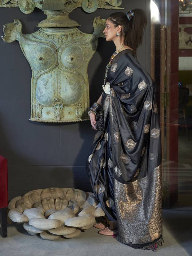 Black Elegant Kanjivaram Silk Blend Saree with Unstitched Blouse Piece Secondary image