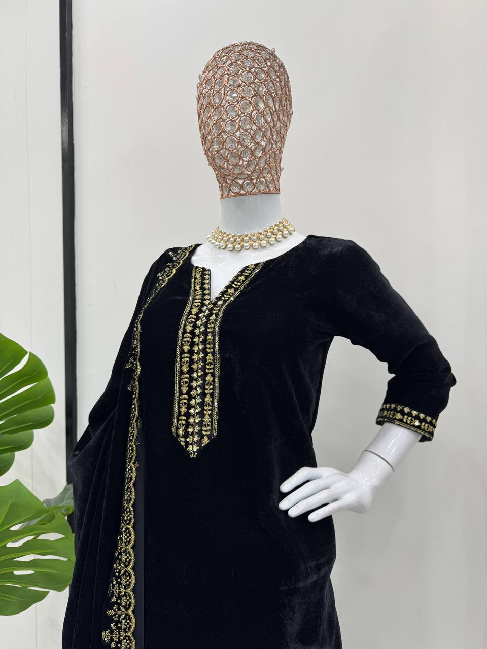 Black Elegant Velvet Ensemble – Luxurious & Stylish Clothsvilla