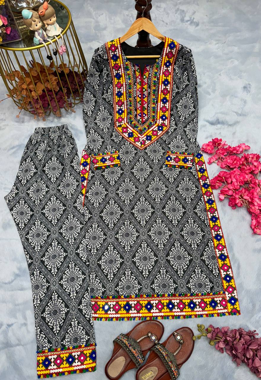 Black Festivals & Party Wear Pur Maslin Silk Top & Bottom Set – Elegant Digital Print & Embroidery Look Clothsvilla