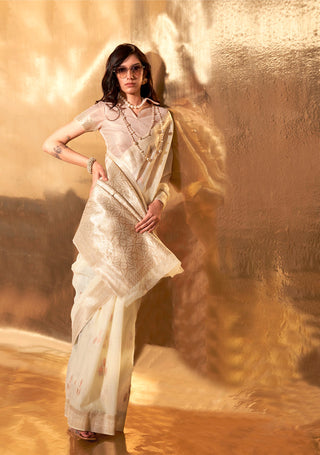 Cream Royal Banarasi Silk Saree with Contrast Border & Designer Pallu – Wedding Special ClothsVilla