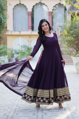 Regal appearance dress Indian Gowns - Buy Indian Gown online at Clothsvilla.com Regal appearance dress Indian Gowns - Buy Indian Gown online at Clothsvilla.com