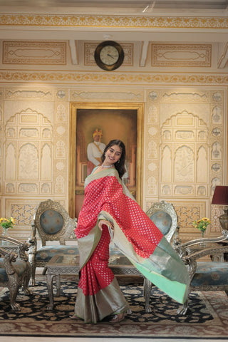 Elegant Kanjivaram Silk Saree with Zari Weaving Work with Blouse ClothsVilla