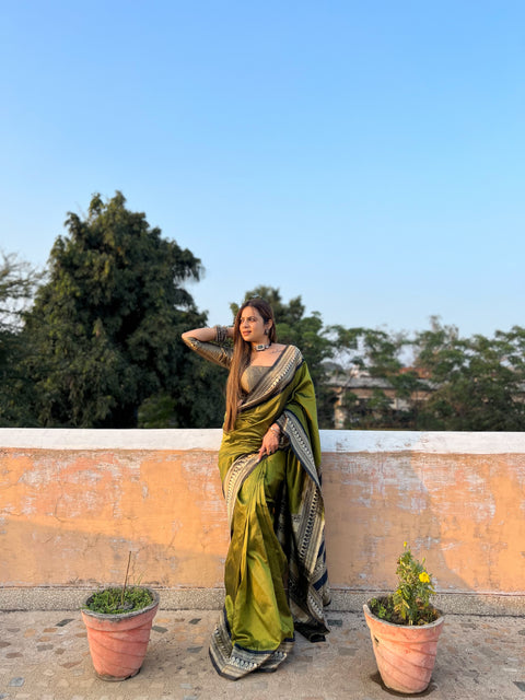 Exquisite Mint Green & Black Jacquard Pure Soft Banarasi Silk Saree with Stylish Blouse Piece ClothsVilla.com Main image