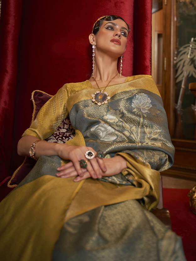 Gray Elegant Tanchoi Woven Banarasi Silk Blend Saree with Blouse Piece Secondary image