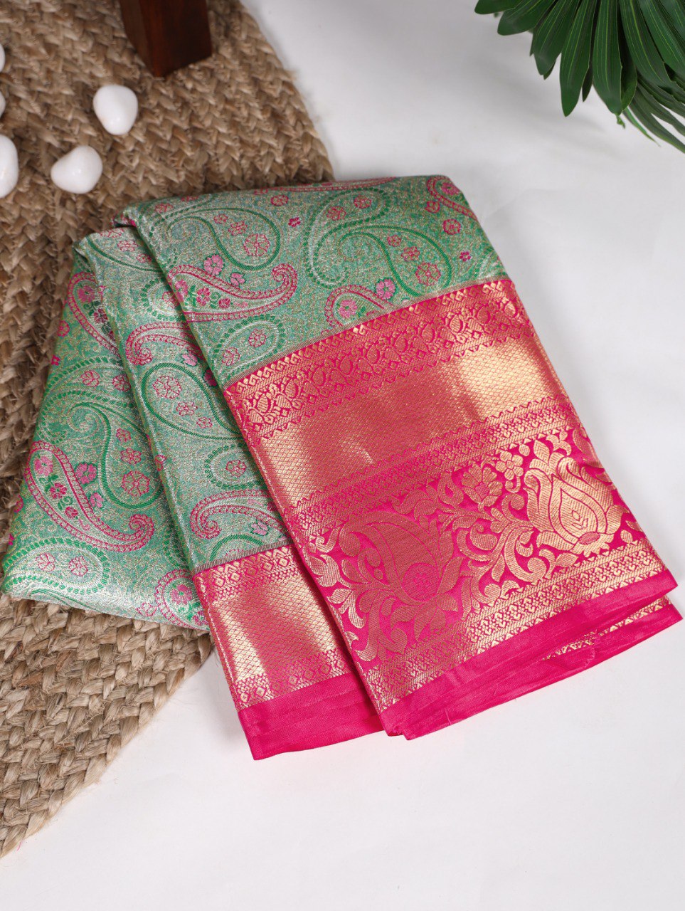 Green Jacquard Silk Saree with Exquisite Zari Weaving – Perfect for Elegant Occasions