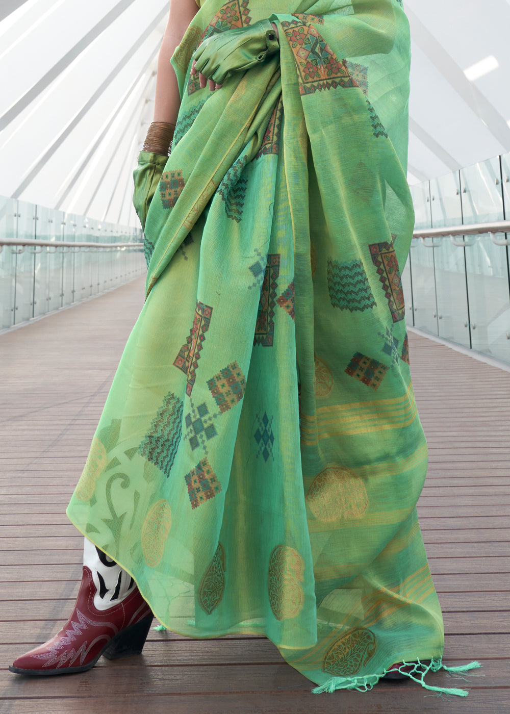 Light Green Elegant Linen Silk Saree – Breathable & Stylish with Blouse Piece ClothsVilla