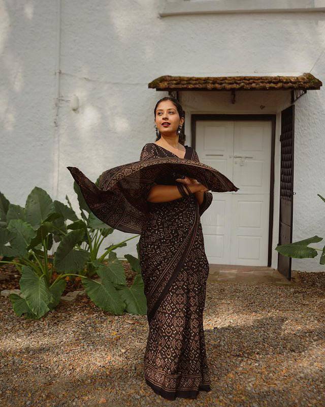 Black Pure Cotton  Linen Saree Weaved With  Zari Comes With Tassels LINEN