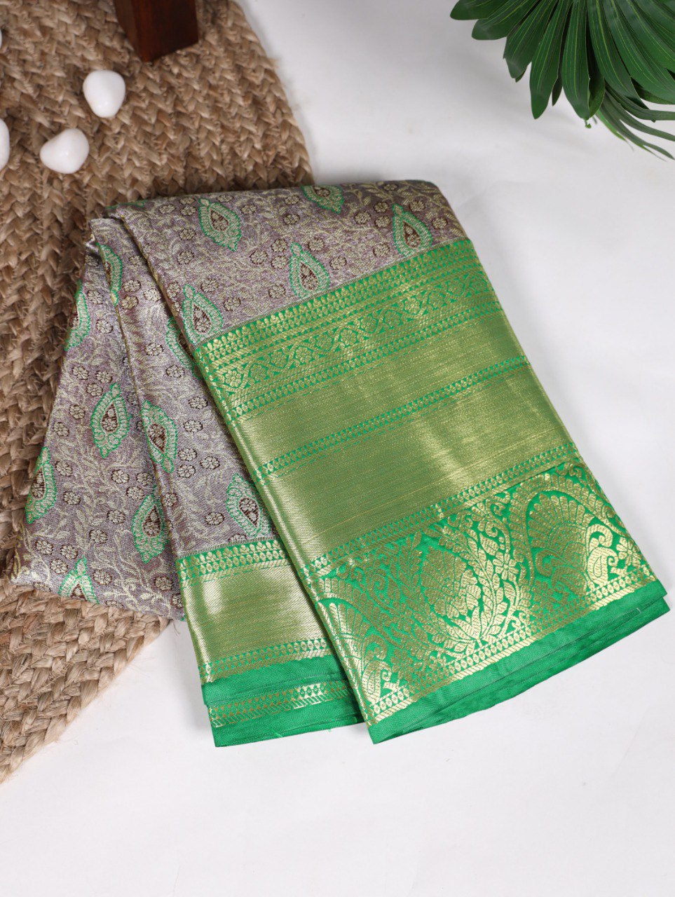 Onion Jacquard Silk Saree with Exquisite Zari Weaving – Perfect for Elegant Occasions