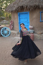 Load image into Gallery viewer, Black Elegant Faux Blooming Gown with Kutchi Gamthi Work Clothsvilla