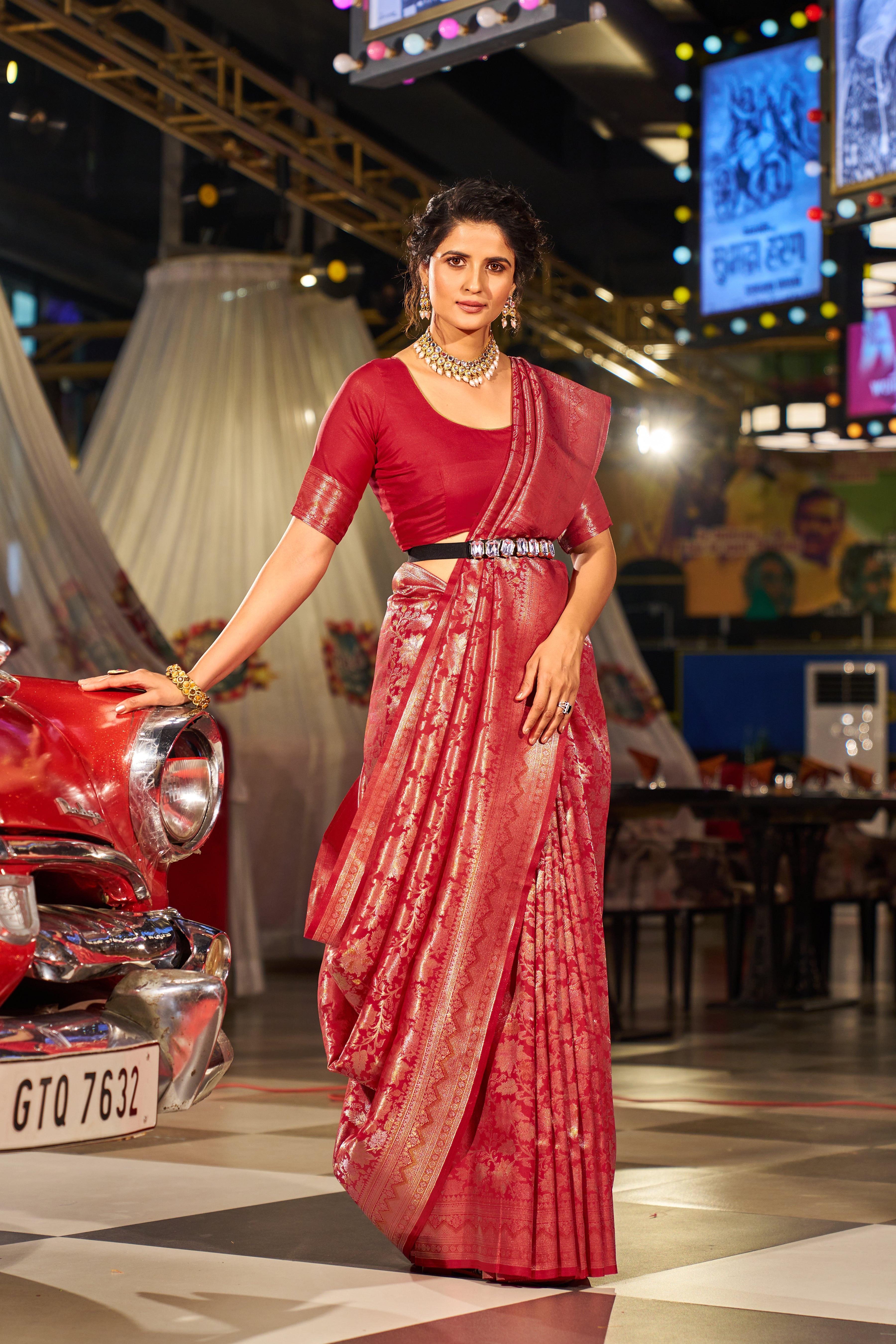 Red Elegant Silk Patola Printed Saree with Unstitched Blouse Piece Secondary image