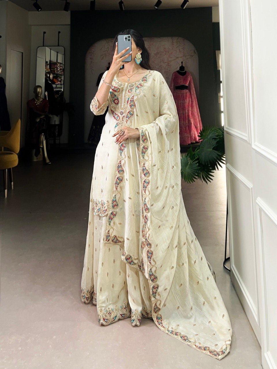 Off White Graceful Vichitra Silk Ensemble – A Perfect Fusion of Classic Elegance & Modern Flair