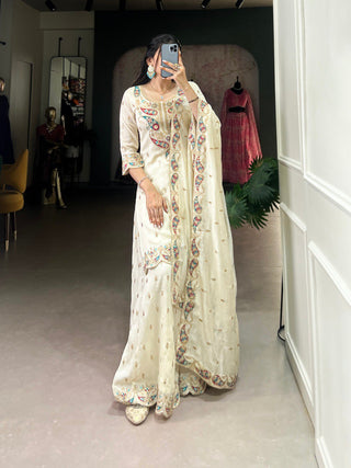 Off White Graceful Vichitra Silk Ensemble – A Perfect Fusion of Classic Elegance & Modern Flair