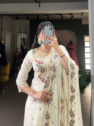 Off White Graceful Vichitra Silk Ensemble – A Perfect Fusion of Classic Elegance & Modern Flair