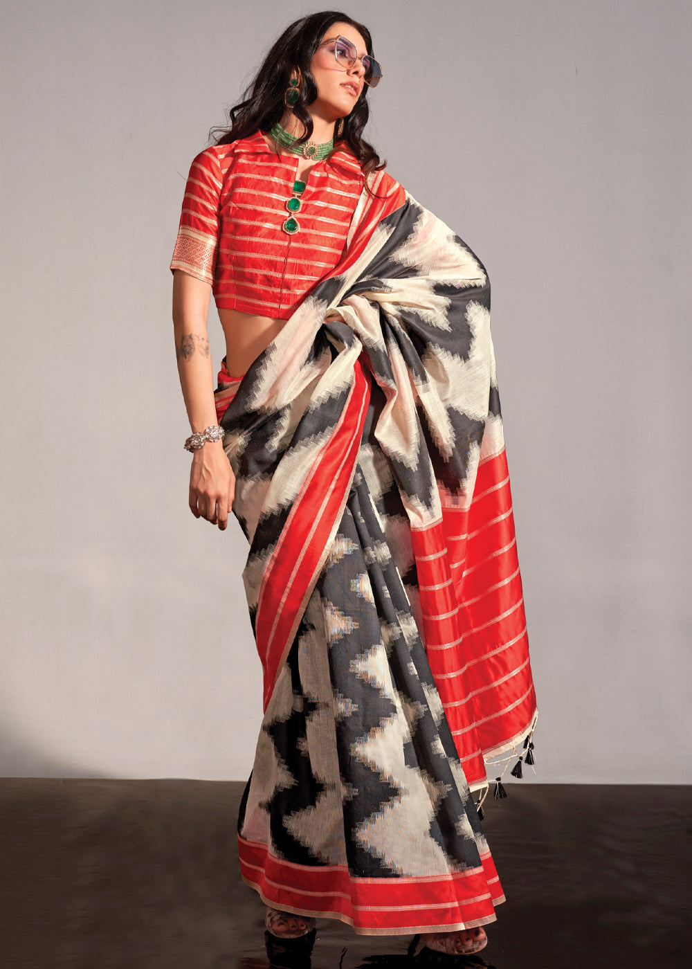 White Regal Banarasi Blended Silk Saree – Timeless Elegance for Grand Occasions ClothsVilla Main image
