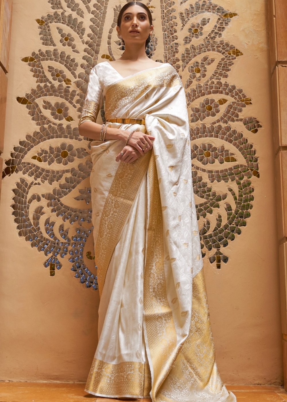 Daisy White Woven Kanjivaram Silk Saree : Top Pick Clothsvilla Main image