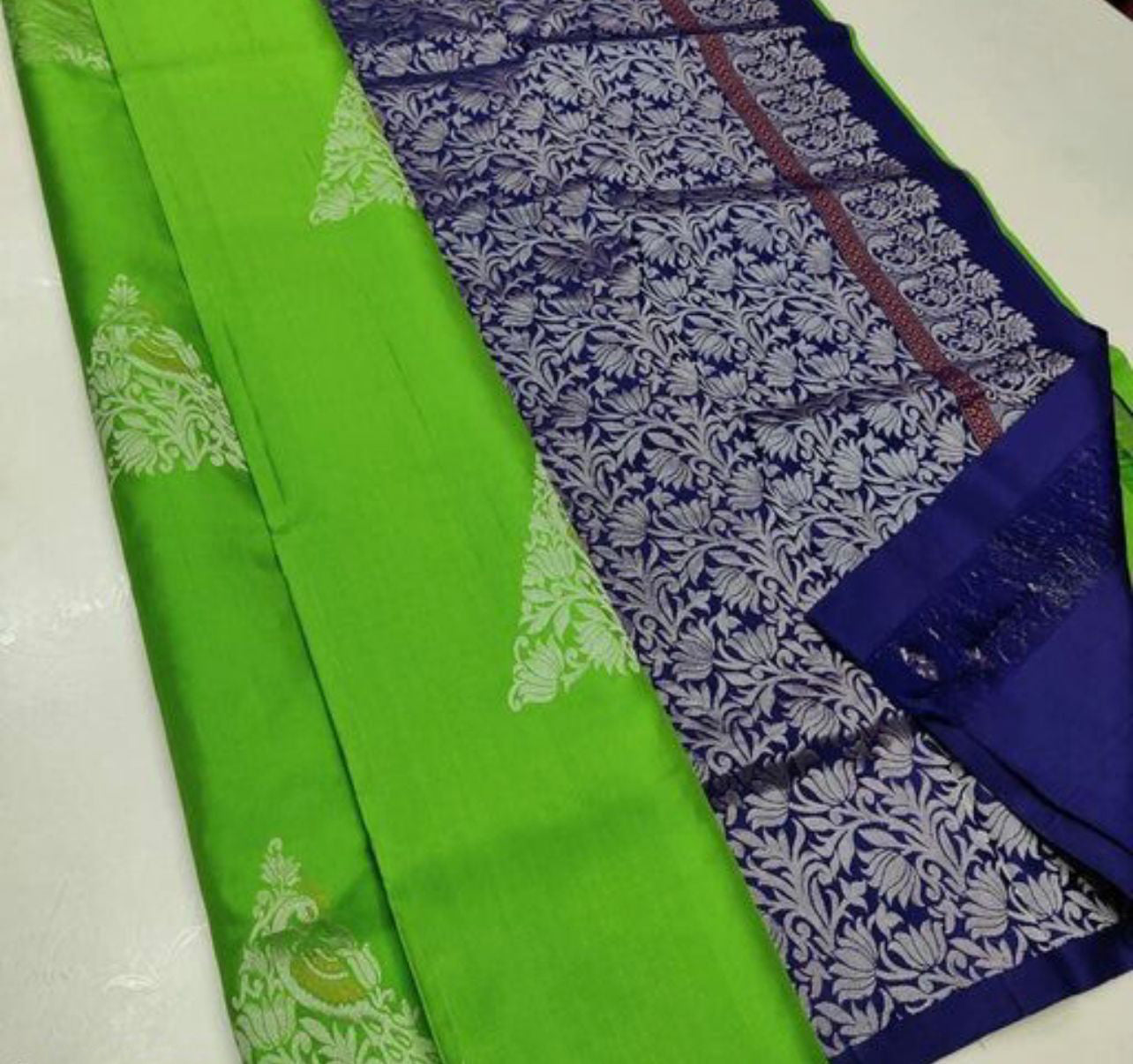 Sophisticated Parrot Soft Silk Saree With Gleaming Blouse Piece ClothsVilla