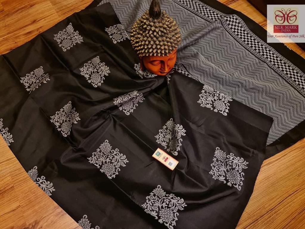 Twirling Black Soft Silk Saree With Entrancing Blouse Piece Secondary image