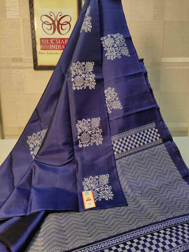 Twirling Navy Blue Soft Silk Saree With Desirable Blouse Piece ClothsVilla