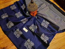 Load image into Gallery viewer, Twirling Navy Blue Soft Silk Saree With Desirable Blouse Piece ClothsVilla