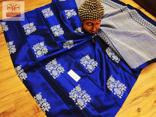 Load image into Gallery viewer, Twirling Royal Blue Soft Silk Saree With Adoring Blouse Piece ClothsVilla
