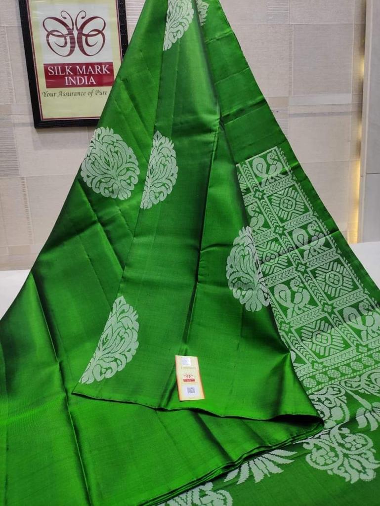 Prettiest Green Soft Silk Saree With Stunner Blouse Piece ClothsVilla