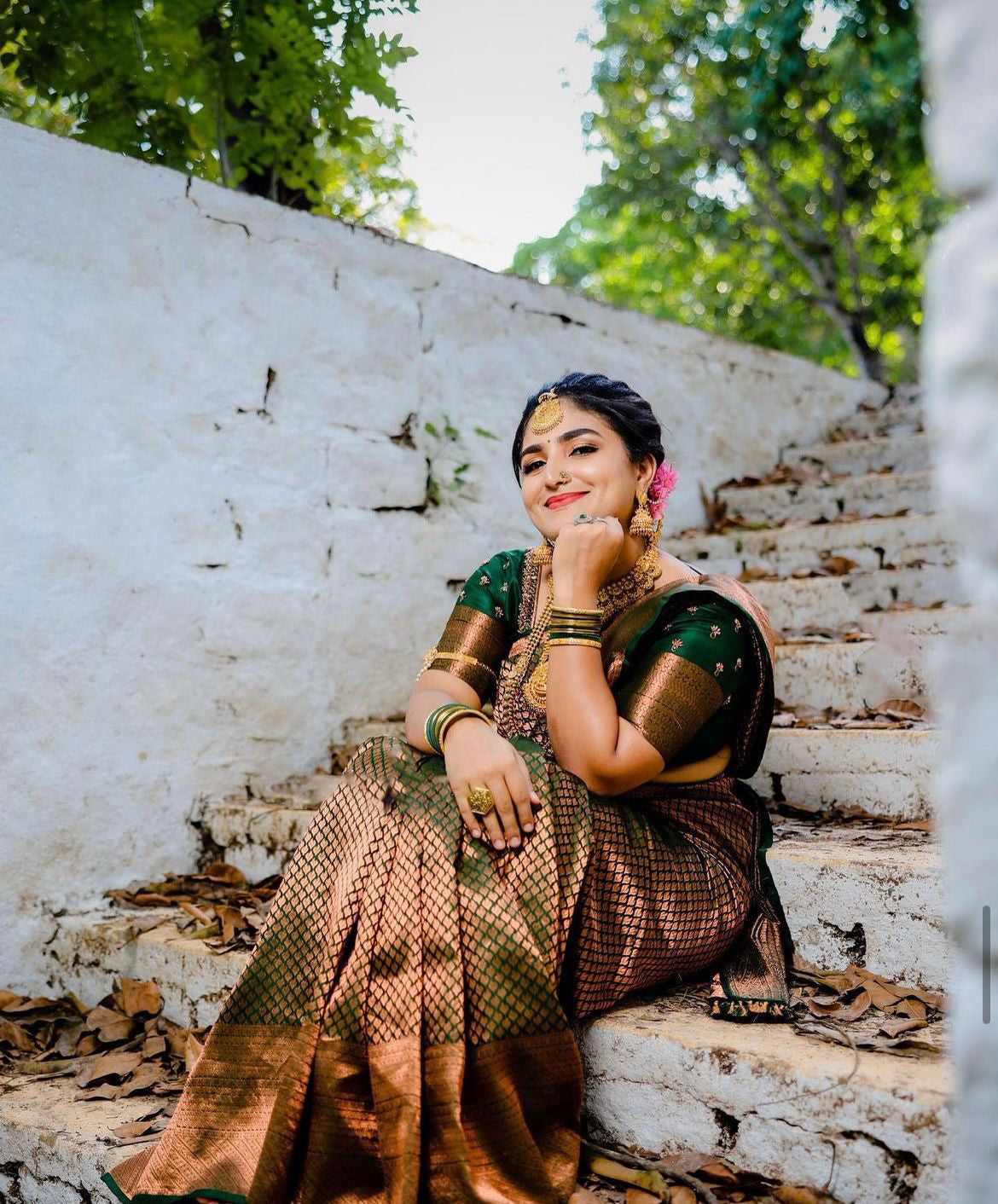 Arresting Dark Green Soft Silk Saree With Impressive Blouse Piece ClothsVilla